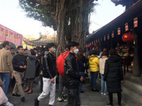 Giới trẻ Hà thành đến chùa Hà cầu duyên đầu năm mới