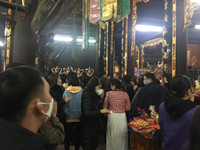 Giới trẻ Hà thành đến chùa Hà cầu duyên đầu năm mới