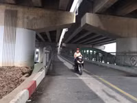 Cầu vòm sắt vượt hồ Linh Đàm 65 tỷ đồng vắng người qua lại