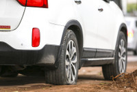 Hàng loạt ô tô bị chọc thủng lốp ven hồ Linh Đàm