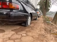 Hàng loạt ô tô bị chọc thủng lốp ven hồ Linh Đàm