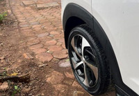 Hàng loạt ô tô bị chọc thủng lốp ven hồ Linh Đàm