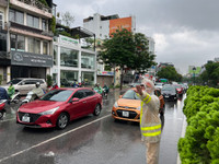  Công an Hà Nội dầm mưa hướng dẫn, phân luồng giao thông 