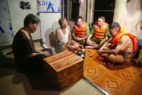 CSGT đường thuỷ Hà Nội tuần tra xuyên đêm, giúp người dân chống lũ