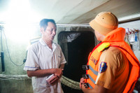 CSGT đường thuỷ Hà Nội tuần tra xuyên đêm, giúp người dân chống lũ