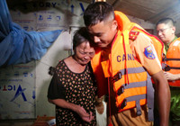 CSGT đường thuỷ Hà Nội tuần tra xuyên đêm, giúp người dân chống lũ