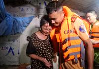 CSGT đường thuỷ Hà Nội tuần tra xuyên đêm, giúp người dân chống lũ