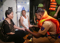 CSGT đường thuỷ Hà Nội tuần tra xuyên đêm, giúp người dân chống lũ