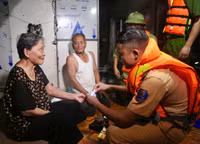 CSGT đường thuỷ Hà Nội tuần tra xuyên đêm, giúp người dân chống lũ