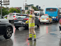  Công an Hà Nội dầm mưa hướng dẫn, phân luồng giao thông 