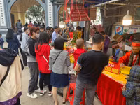 Phủ Tây Hồ đông nghịt người đi lễ đầu năm