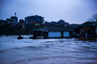 CSGT đường thuỷ Hà Nội tuần tra xuyên đêm, giúp người dân chống lũ