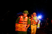 CSGT đường thuỷ Hà Nội tuần tra xuyên đêm, giúp người dân chống lũ