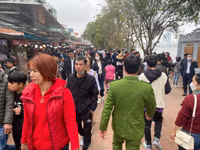 Phủ Tây Hồ đông nghịt người đi lễ đầu năm