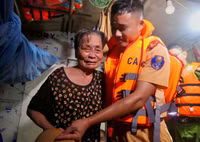 CSGT đường thuỷ Hà Nội tuần tra xuyên đêm, giúp người dân chống lũ