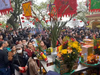 Phủ Tây Hồ đông nghịt người đi lễ đầu năm