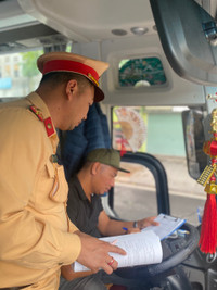 Kiên quyết xử lý xe UAZ vi phạm giao thông