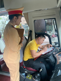 Kiên quyết xử lý xe UAZ vi phạm giao thông