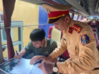 Kiên quyết xử lý xe UAZ vi phạm giao thông