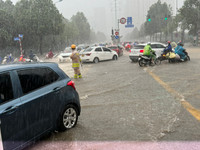  Công an Hà Nội dầm mưa hướng dẫn, phân luồng giao thông 