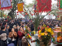 Phủ Tây Hồ đông nghịt người đi lễ đầu năm