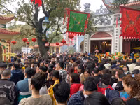 Phủ Tây Hồ đông nghịt người đi lễ đầu năm