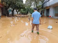 Lũ rút, người dân Yên Bái khẩn trương dọn 'biển rác'