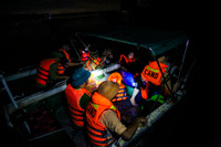 CSGT đường thuỷ Hà Nội tuần tra xuyên đêm, giúp người dân chống lũ