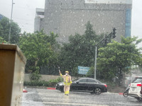  Công an Hà Nội dầm mưa hướng dẫn, phân luồng giao thông 