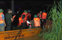 Xuyên đêm hỗ trợ người dân di dời khỏi vùng ngập lụt