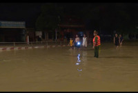 Xuyên đêm hỗ trợ người dân di dời khỏi vùng ngập lụt