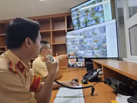 Ứng phó bão số 3, CSGT Hà Nội căng mình làm nhiệm vụ