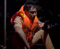 CSGT đường thuỷ Hà Nội tuần tra xuyên đêm, giúp người dân chống lũ