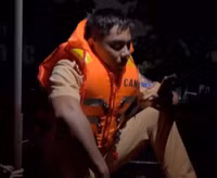 CSGT đường thuỷ Hà Nội tuần tra xuyên đêm, giúp người dân chống lũ