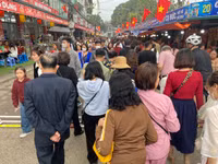 Phủ Tây Hồ đông nghịt người đi lễ đầu năm