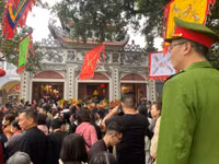Phủ Tây Hồ đông nghịt người đi lễ đầu năm