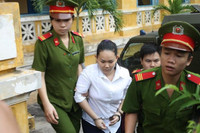 Những bảo mẫu vướng vòng lao lý vì bạo hành trẻ