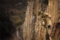 Cận cảnh con đường đi bộ nguy hiểm bậc nhất thế giới