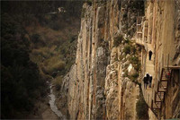 Cận cảnh con đường đi bộ nguy hiểm bậc nhất thế giới