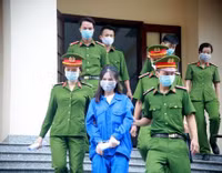 Những bảo mẫu vướng vòng lao lý vì bạo hành trẻ