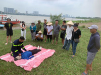 Hướng dẫn kỹ năng cứu nạn đuối nước cho người dân thuyền chài trên sông Hồng