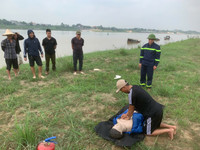 Hướng dẫn kỹ năng cứu nạn đuối nước cho người dân thuyền chài trên sông Hồng