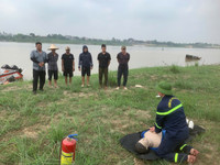 Hướng dẫn kỹ năng cứu nạn đuối nước cho người dân thuyền chài trên sông Hồng