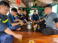 Hướng dẫn kỹ năng cứu nạn đuối nước cho người dân thuyền chài trên sông Hồng