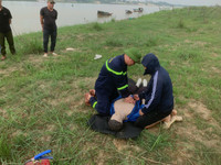 Hướng dẫn kỹ năng cứu nạn đuối nước cho người dân thuyền chài trên sông Hồng