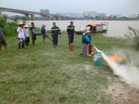 Hướng dẫn kỹ năng cứu nạn đuối nước cho người dân thuyền chài trên sông Hồng