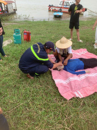 Hướng dẫn kỹ năng cứu nạn đuối nước cho người dân thuyền chài trên sông Hồng