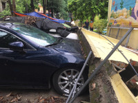 [ẢNH] Bức tường đổ sập sau trận mưa, đè bẹp 13 chiếc xe ô tô