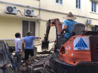 [ẢNH] Bức tường đổ sập sau trận mưa, đè bẹp 13 chiếc xe ô tô