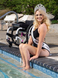 [ẢNH] Nhan sắc xinh đẹp của cô gái Mỹ ngồi xe lăn giành giải Á hậu 